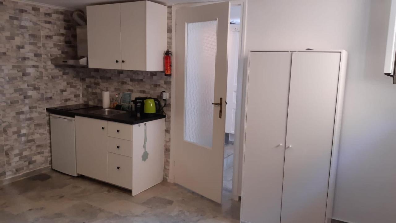 Cosy Guesthouse-Souterrain With Garden In City Center Corinth Екстериор снимка
